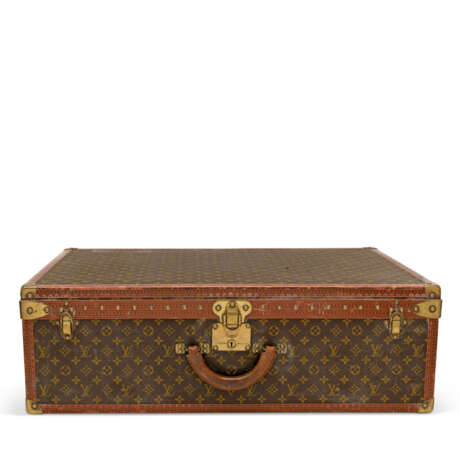 LOUIS VUITTON. A SET OF THREE: HARDSIDED MONOGRAM CANVAS SUITCASE TRUNKS - photo 10