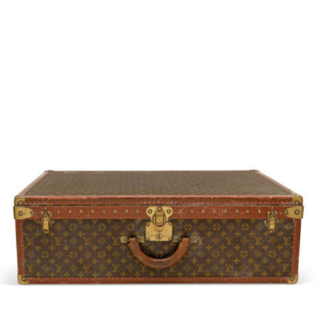 LOUIS VUITTON. A SET OF THREE: HARDSIDED MONOGRAM CANVAS SUITCASE TRUNKS - Foto 10