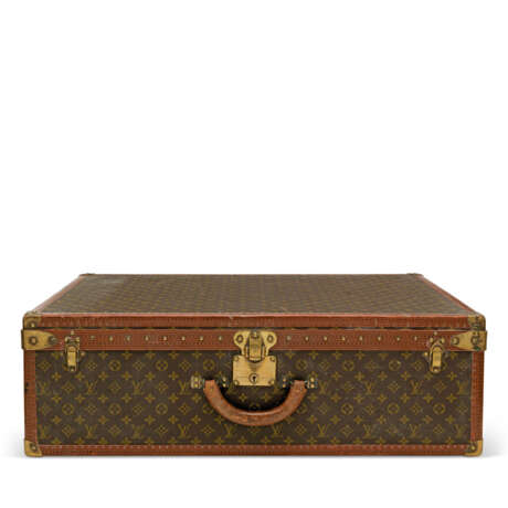 LOUIS VUITTON. A SET OF THREE: HARDSIDED MONOGRAM CANVAS SUITCASE TRUNKS - photo 11