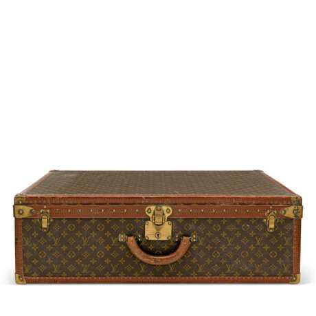 LOUIS VUITTON. A SET OF THREE: HARDSIDED MONOGRAM CANVAS SUITCASE TRUNKS - Foto 11