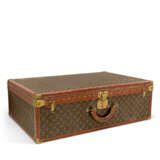 LOUIS VUITTON. A SET OF THREE: HARDSIDED MONOGRAM CANVAS SUITCASE TRUNKS - фото 12