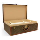 LOUIS VUITTON. A SET OF THREE: HARDSIDED MONOGRAM CANVAS SUITCASE TRUNKS - Foto 13