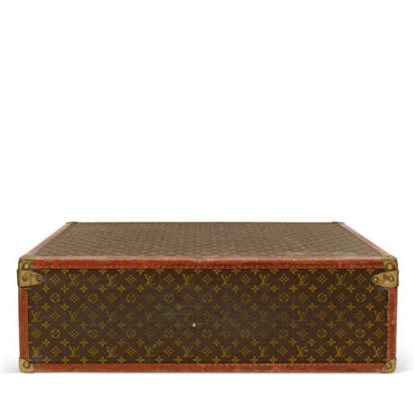 LOUIS VUITTON. A SET OF THREE: HARDSIDED MONOGRAM CANVAS SUITCASE TRUNKS - фото 14