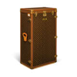 LOUIS VUITTON. A CLASSIC MONOGRAM CANVAS STANDING SHOE TRUNK - Foto 3