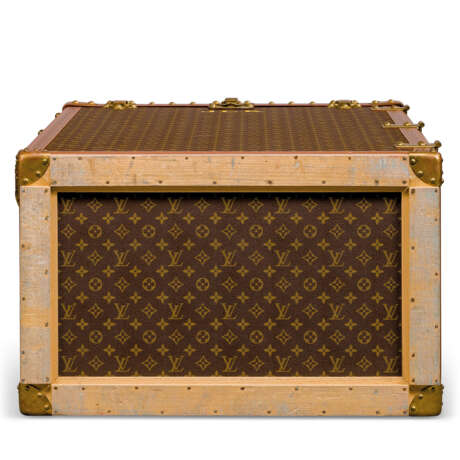 LOUIS VUITTON. A CLASSIC MONOGRAM CANVAS STANDING SHOE TRUNK - photo 5