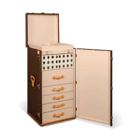 LOUIS VUITTON. A CLASSIC MONOGRAM STANDING WARDROBE TRUNK - photo 3