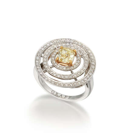 Graff. NO RESERVE - GOLD, COLOURED DIAMOND AND DIAMOND RING, GRAFF - photo 1