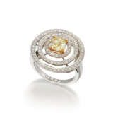 Graff. NO RESERVE - GOLD, COLOURED DIAMOND AND DIAMOND RING, GRAFF - photo 1