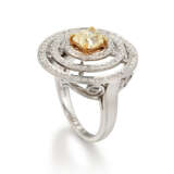 Graff. NO RESERVE - GOLD, COLOURED DIAMOND AND DIAMOND RING, GRAFF - photo 2