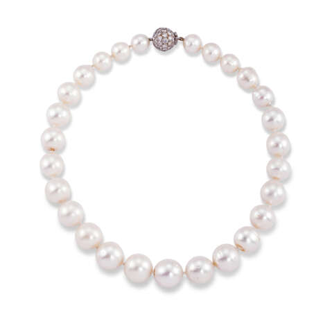 CULTURED PEARL AND DIAMOND NECKLACE AND EARRINGS - photo 3