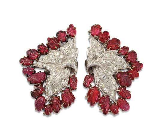 RUBY, SPINEL AND DIAMOND DOUBLE-CLIP BROOCH - Foto 2