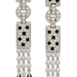 Cartier. EMERALD, ONYX AND DIAMOND 'PANTHÈRE' EARRINGS, CARTIER - Foto 1