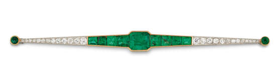 Cartier. EARLY 20TH CENTURY EMERALD AND DIAMOND BAR BROOCH, CARTIER - Foto 1