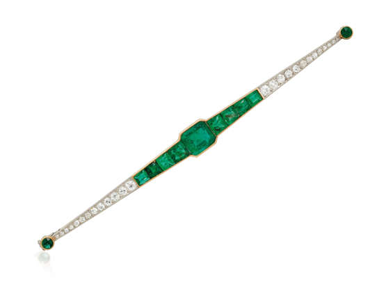 Cartier. EARLY 20TH CENTURY EMERALD AND DIAMOND BAR BROOCH, CARTIER - Foto 2