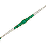 Cartier. EARLY 20TH CENTURY EMERALD AND DIAMOND BAR BROOCH, CARTIER - Foto 2