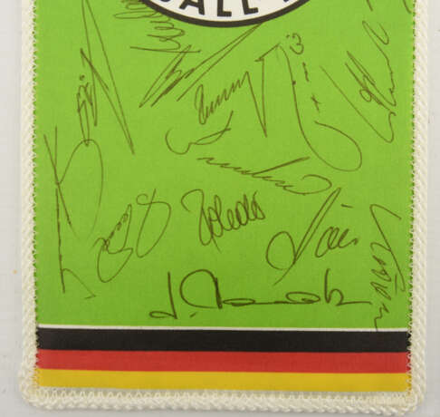 WIMPEL EURO 1984, polychromer Stoff signiert mit 18 Unterschriften, Frankreich 1984 - photo 2