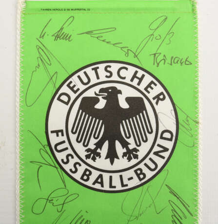 WIMPEL DEUTSCHER FUSSBALLBUND 1981, polychrom bedruckter Stoff mit Unterschriften,1981 - Foto 3