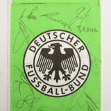 WIMPEL DEUTSCHER FUSSBALLBUND 1981, polychrom bedruckter Stoff mit Unterschriften,1981 - Foto 3