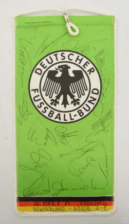 WIMPEL DEUTSCHER FUSSBALLBUND 1984, polychrom bedruckter Stoff mit Unterschriften,1984 - Foto 1