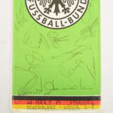 WIMPEL DEUTSCHER FUSSBALLBUND 1984, polychrom bedruckter Stoff mit Unterschriften,1984 - Foto 2