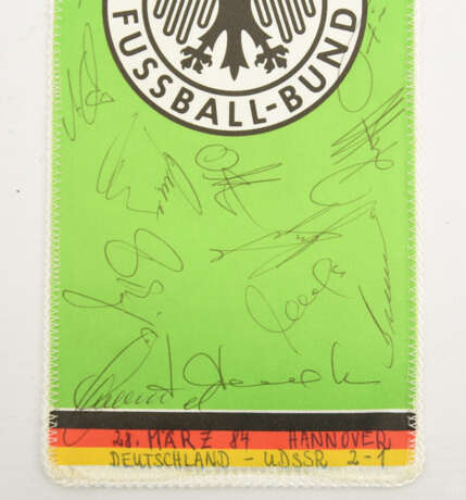 WIMPEL DEUTSCHER FUSSBALLBUND 1984, polychrom bedruckter Stoff mit Unterschriften,1984 - Foto 2