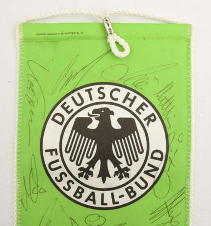 WIMPEL DEUTSCHER FUSSBALLBUND 1984, polychrom bedruckter Stoff mit Unterschriften,1984 - Foto 3