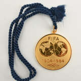 MEDAILLE "80 JAHRE FIFA", vergoldetes Nickel, 1984 - фото 1