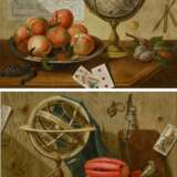 Lazzari, Sebastiano. Zwei Gemälde: Trompe l'oeil mit Globus, Früchten und Spielkarten; Trompe l'oeil mit Früchten, Armillarsphäre, Schlüssel - Foto 1