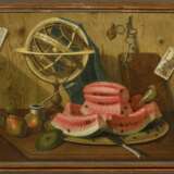 Lazzari, Sebastiano. Zwei Gemälde: Trompe l'oeil mit Globus, Früchten und Spielkarten; Trompe l'oeil mit Früchten, Armillarsphäre, Schlüssel - Foto 6
