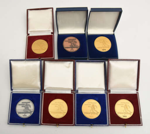 KONVOLUT "MANNSCHAFT DES JAHRES STUTTGART UND REGION", diverse Medaillen, 1976-1986 - photo 8