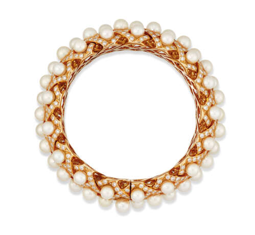 Chanel. GOLD, CULTURED PEARL AND DIAMOND 'MATELASSÉ' BRACELET, CHANEL - Foto 2