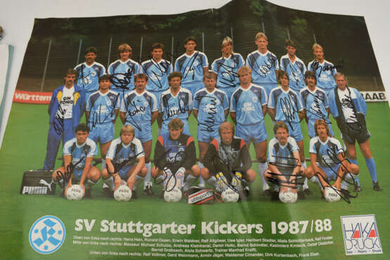 KONVOLUT STUTTGARTER KICKERS teils SIGNIERT, Ball/Wimpel/ Mütze etc, um 2000 - Foto 2