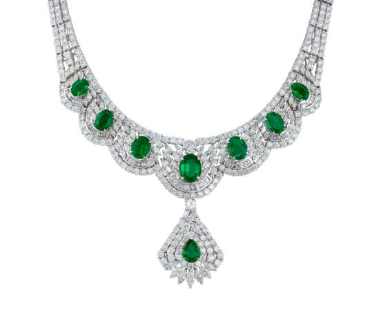 EMERALD AND DIAMOND NECKLACE, BRACELET, EARRING AND RING SUITE, MARCONI - Foto 2