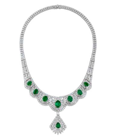 EMERALD AND DIAMOND NECKLACE, BRACELET, EARRING AND RING SUITE, MARCONI - Foto 3
