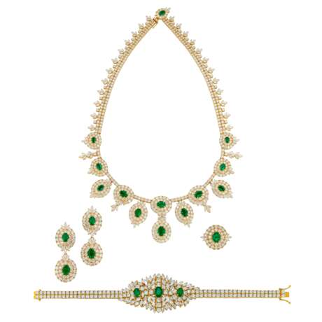 EMERALD AND DIAMOND NECKLACE, BRACELET, EARRING AND RING SUITE, MARCONI - Foto 1