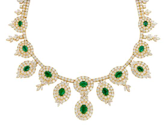 EMERALD AND DIAMOND NECKLACE, BRACELET, EARRING AND RING SUITE, MARCONI - Foto 2