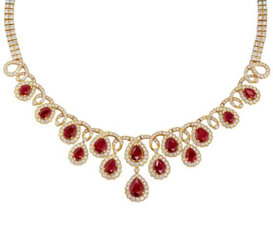 RUBY AND DIAMOND NECKLACE, BRACELET, EARRING AND RING SUITE, MARCONI - Foto 2