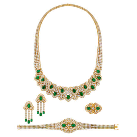 EMERALD AND DIAMOND NECKLACE, BRACELET, EARRING AND RING SUITE, MARCONI - photo 1