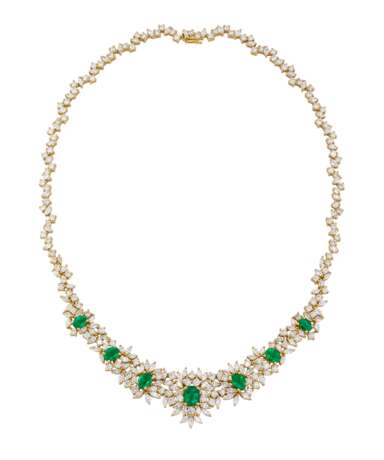 EMERALD AND DIAMOND NECKLACE, BRACELET, EARRING AND RING SUITE, MARCONI - photo 3