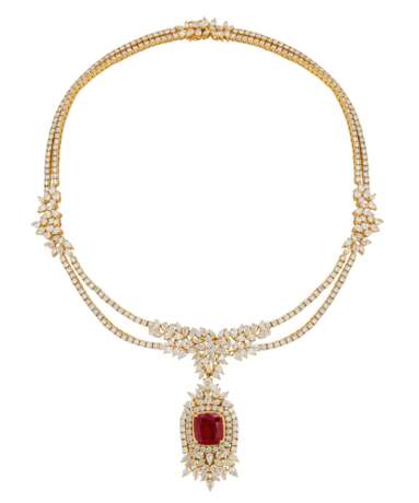 RUBY AND DIAMOND NECKLACE, BRACELET, EARRING AND RING SUITE WITH GÜBELIN REPORTS, MARCONI - Foto 3