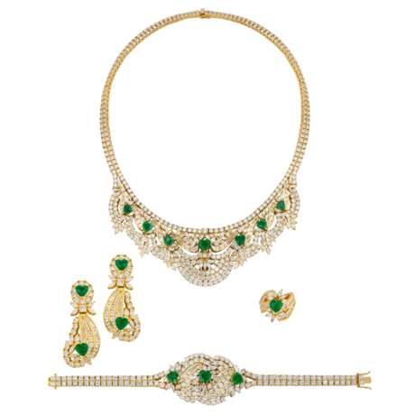 EMERALD AND DIAMOND NECKLACE, BRACELET, EARRING AND RING SUITE, MARCONI - photo 1