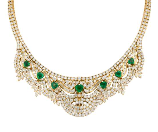 EMERALD AND DIAMOND NECKLACE, BRACELET, EARRING AND RING SUITE, MARCONI - Foto 2