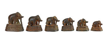 Satz von sechs Opiumgewichten mit Elefantenfiguren
