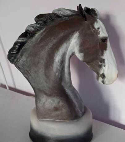 Figure “Horse bust sculpture”, Plaster, Hand colored, Action painting, Animalistic, 2020 - photo 1