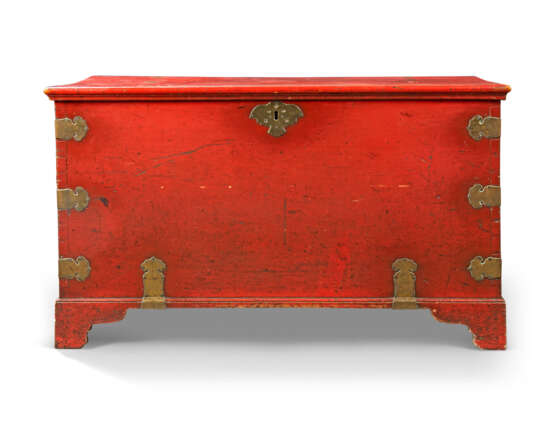 AN INDO-PORTUGUESE BRASS-MOUNTED AND RED-LACQUERED TEAK CHEST - photo 1