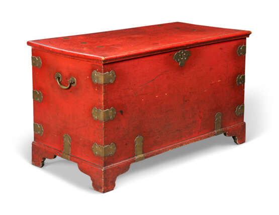 AN INDO-PORTUGUESE BRASS-MOUNTED AND RED-LACQUERED TEAK CHEST - photo 3