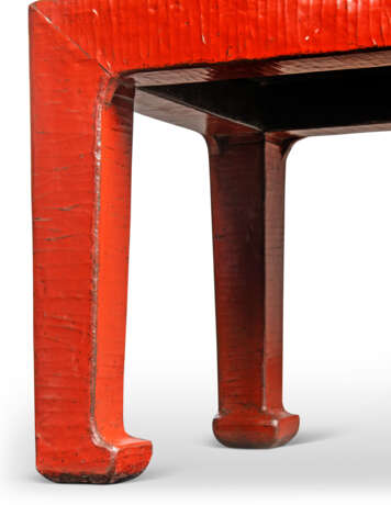 A CHINESE RED-LACQUERED LOW TABLE - Foto 3