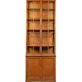 A SCOTTISH ARTS AND CRAFTS OAK LIBRARY BOOKCASE - фото 1