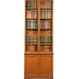 A SCOTTISH ARTS AND CRAFTS OAK LIBRARY BOOKCASE - фото 2