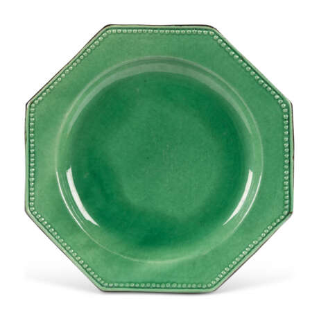 A GROUP OF FRENCH POTTERY GREEN-GROUND OCTAGONAL PLATES - фото 3